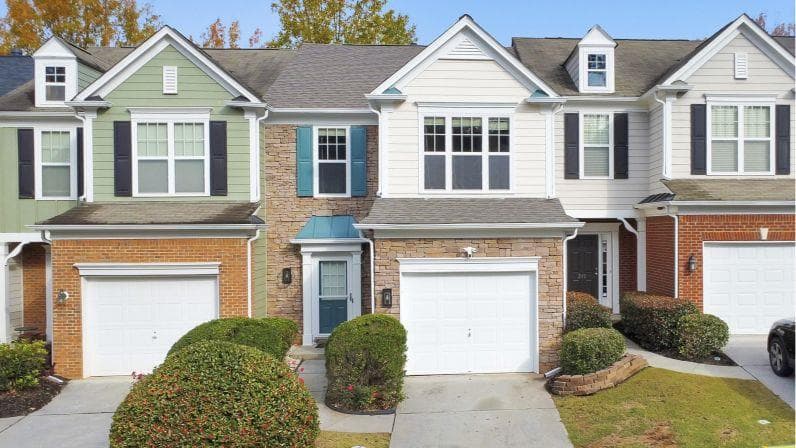 3 bedroom, 3 bathroom, 1,620 sq ft townhouse sold at 247 Kigian Trail, Woodstock, GA 30188