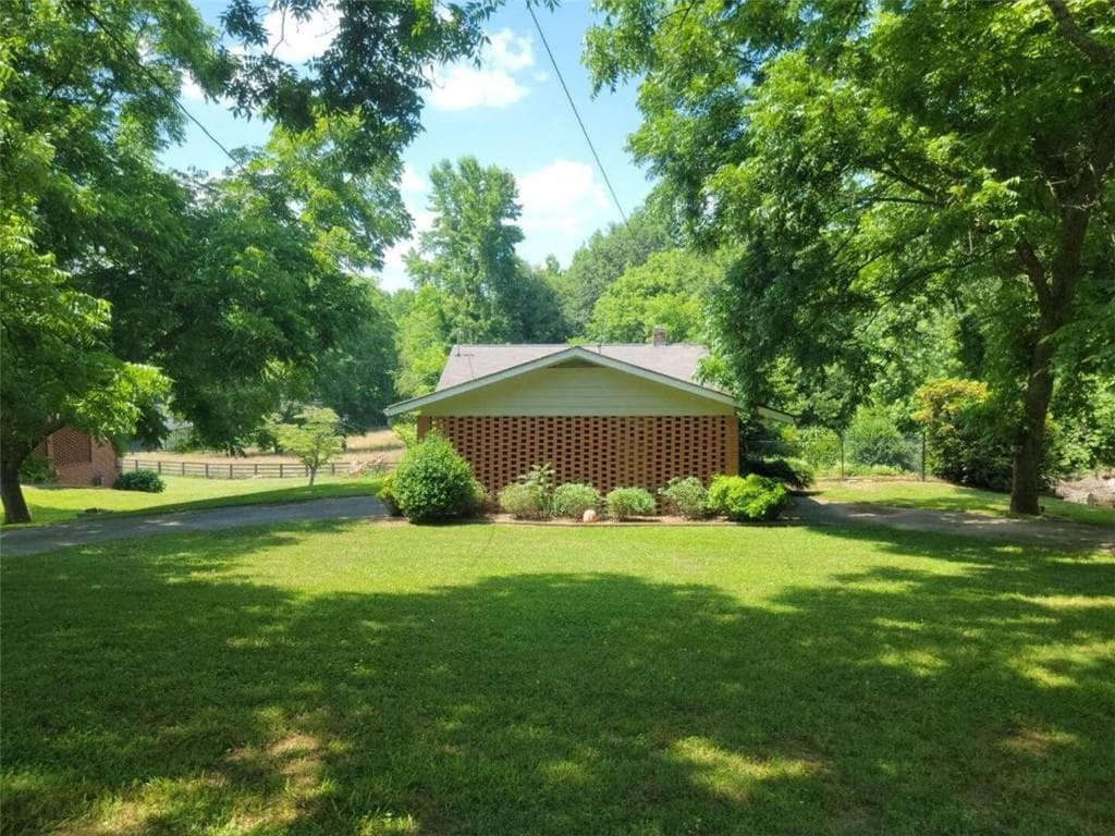 3 bedroom, 2 bathroom, 1,411 sq ft single family residence for sale at 2610 Little River Park Road, Gainesville, GA 30506 — photo 4