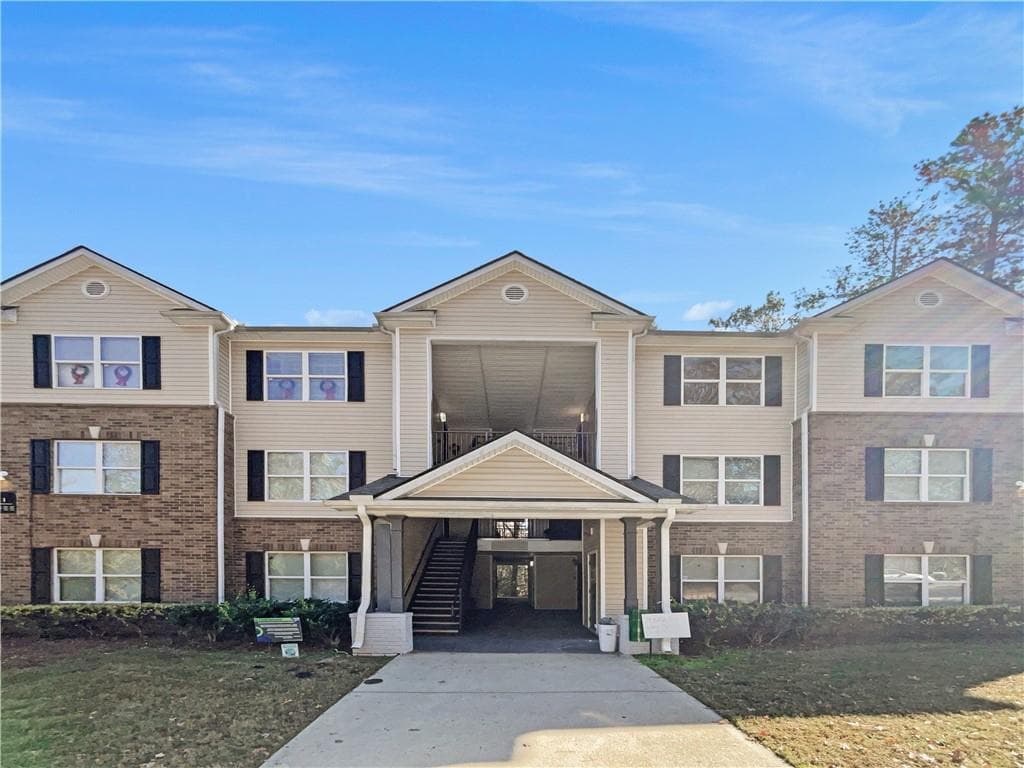 3 bedroom, 2 bathroom condominium sold at 1304 Fairington Village Drive, Lithonia, GA 30038