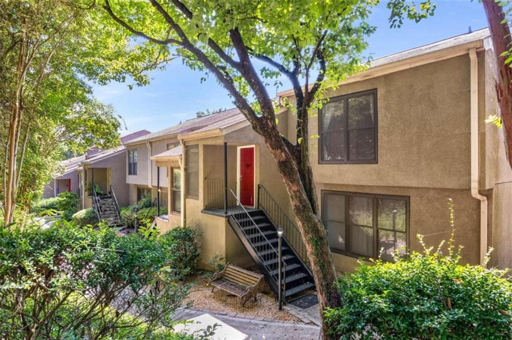 3 bedroom, 3 bathroom, 2,229 sq ft townhouse sold at 1717 Woodcliff Court, Atlanta, GA 30329