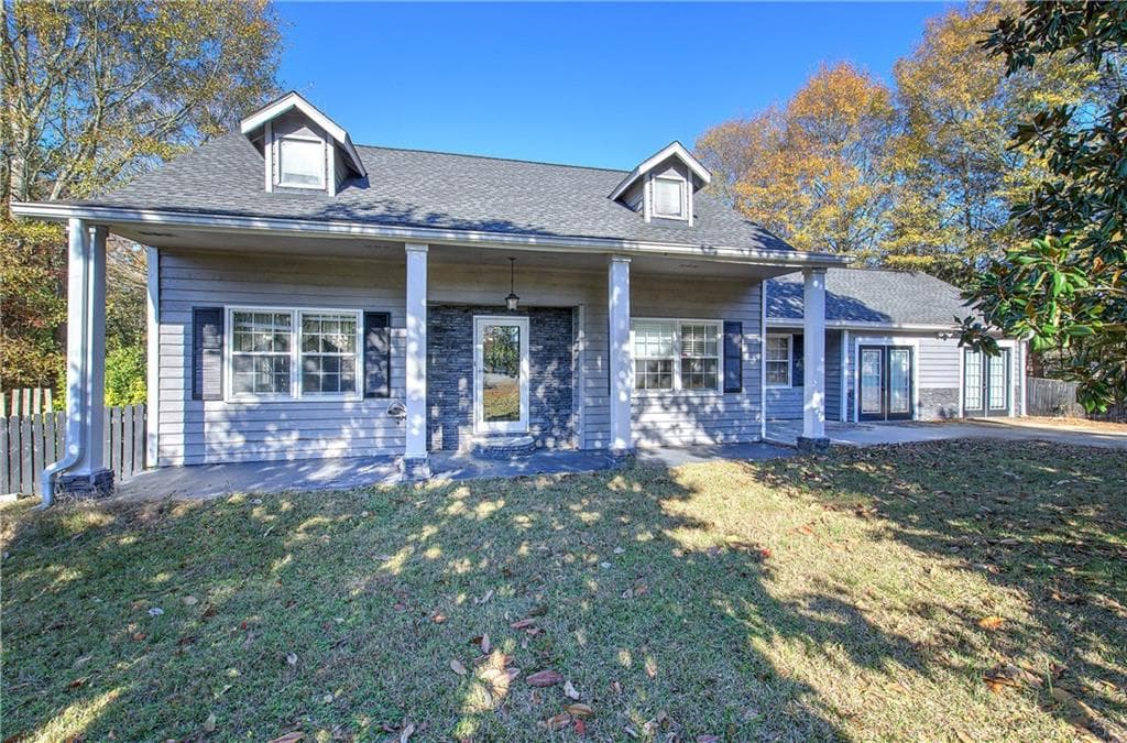 3 bedroom, 2 bathroom single family residence sold at 911 S Lassetter Circle, Villa Rica, GA 30180