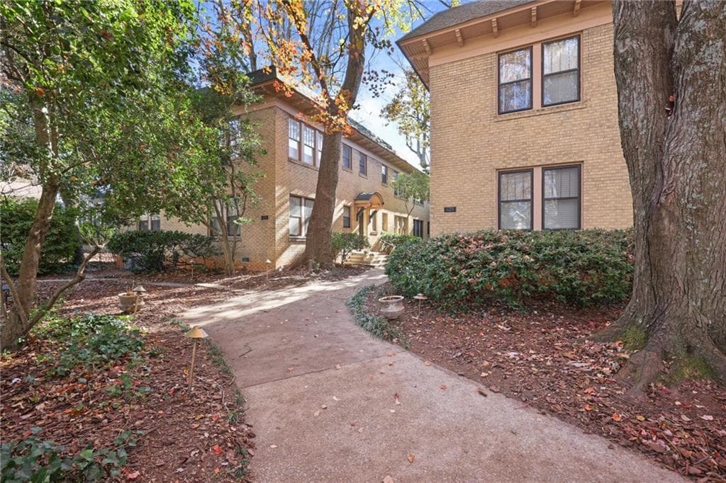 1 bedroom, 1 bathroom, 730 sq ft condominium sold at 1125 Briarcliff Place 1, Atlanta, GA 30306