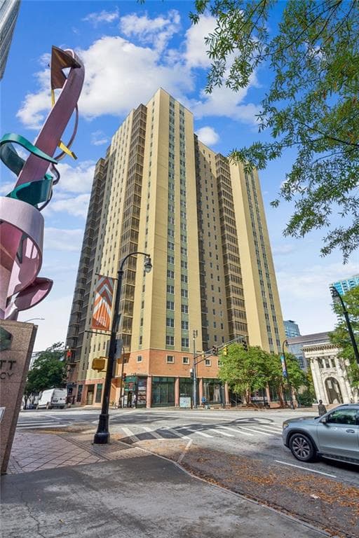 1 bedroom, 1 bathroom, 621 sq ft condominium sold at 300 Peachtree Street 5B, Atlanta, GA 30308
