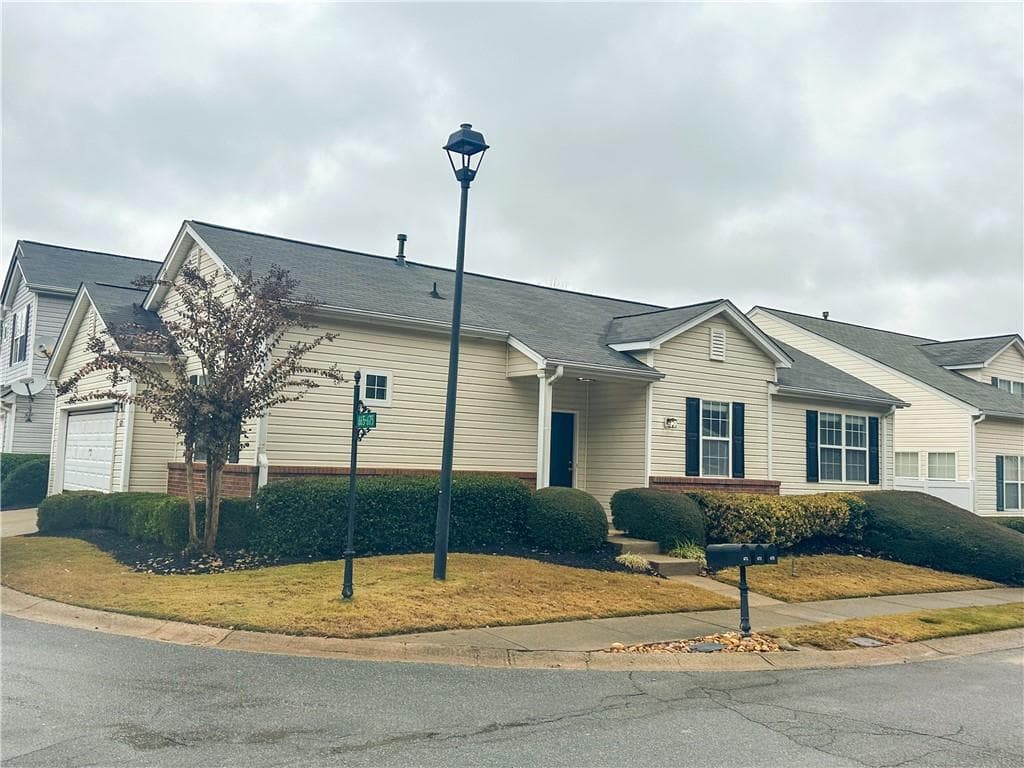 3 bedroom, 2 bathroom, 1,012 sq ft single family residence sold at 671 Bedford Court, Woodstock, GA 30188