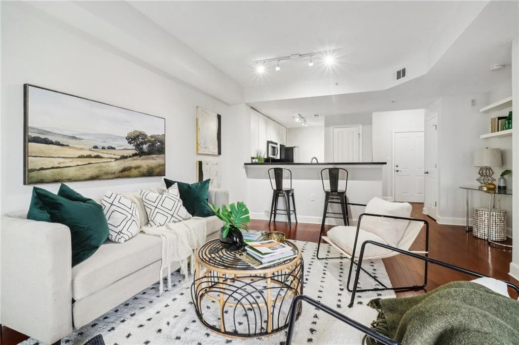 1 bedroom, 1 bathroom, 732 sq ft condominium sold at 230 E Ponce De Leon Avenue 524, Decatur, GA 30030