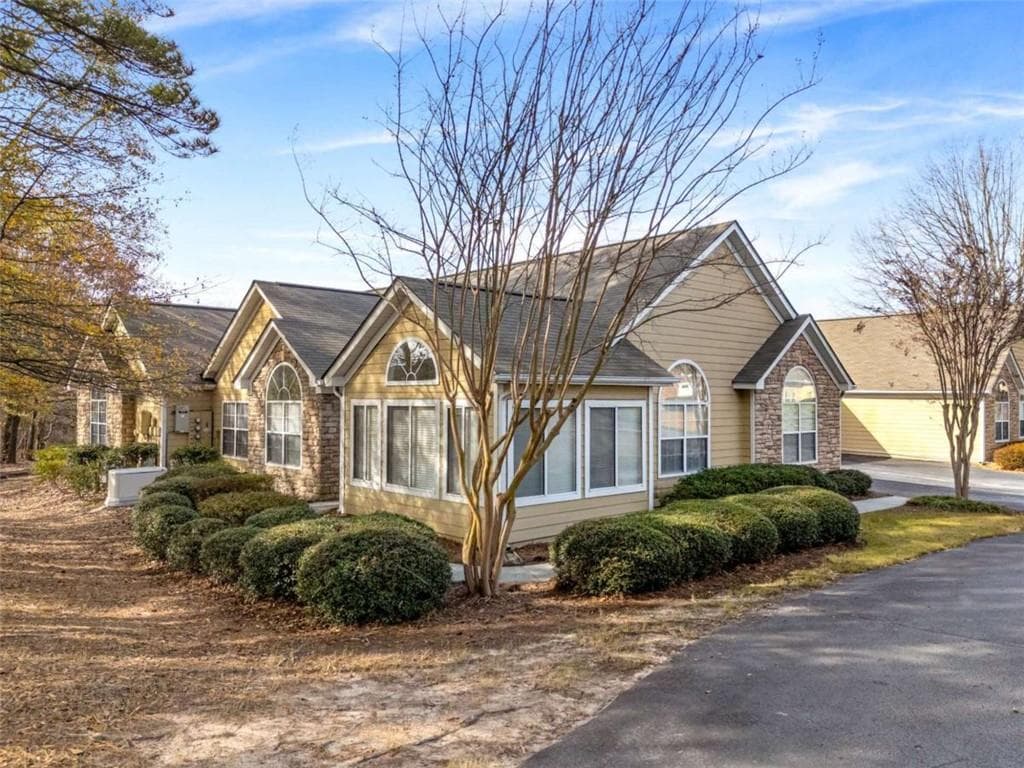 3 bedroom, 2 bathroom, 1,397 sq ft condominium sold at 2191 Rockbridge Road, Stone Mountain, GA 30087