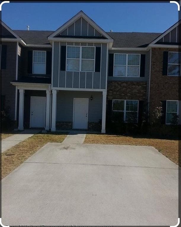 3 bedroom, 3 bathroom townhouse sold at 6092 Oak Bend Court, Riverdale, GA 30296