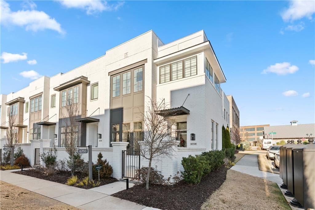 3 bedroom, 3 bathroom, 2,765 sq ft townhouse sold at 6750 Avis Walk, Alpharetta, GA 30005