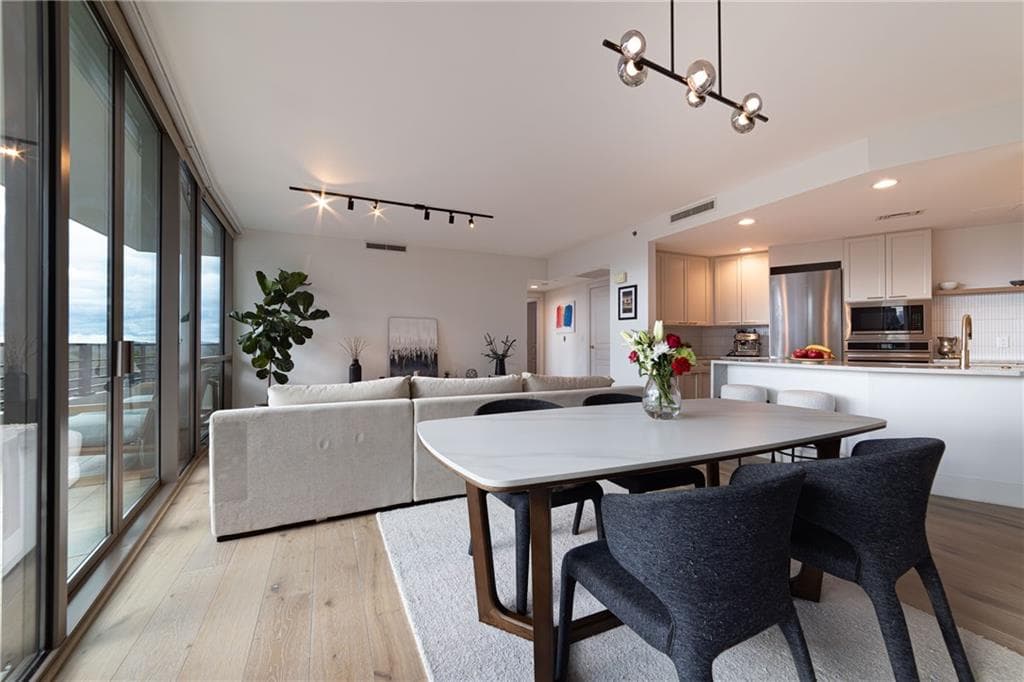 2 bedroom, 3 bathroom condominium sold at 700 Park Regency Place 1306, Atlanta, GA 30326