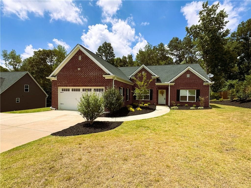 3 bedroom, 2 bathroom single family residence sold at 956 Belmont Park Drive, Commerce, GA 30529
