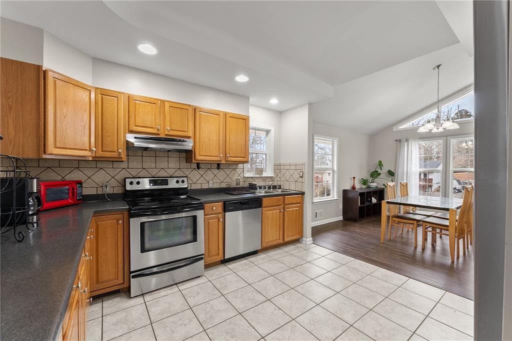 5 bedroom, 3 bathroom, 2,624 sq ft single family residence under contract at 1283 Woodleigh Road, Marietta, GA 30008 — photo 10