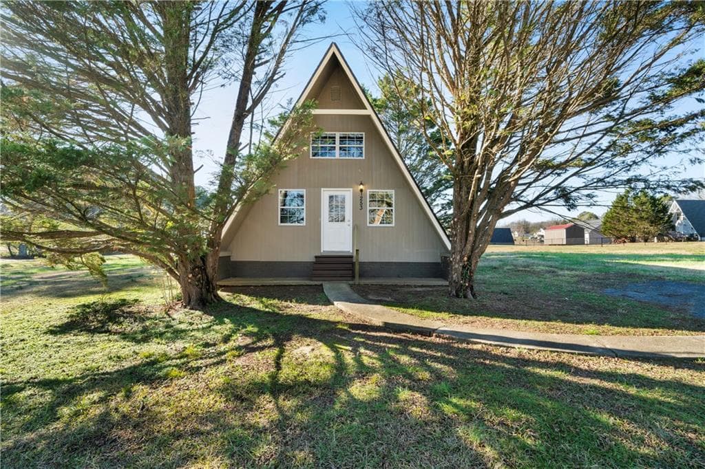 2 bedroom, 1 bathroom single family residence sold at 253 Valley View Circle, Calhoun, GA 30701