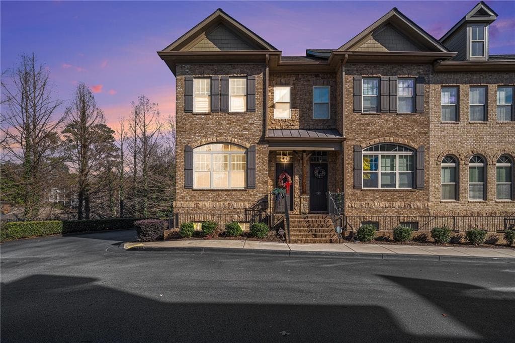 3 bedroom, 4 bathroom, 2,116 sq ft townhouse sold at 913 Telfair Close 13, Atlanta, GA 30350