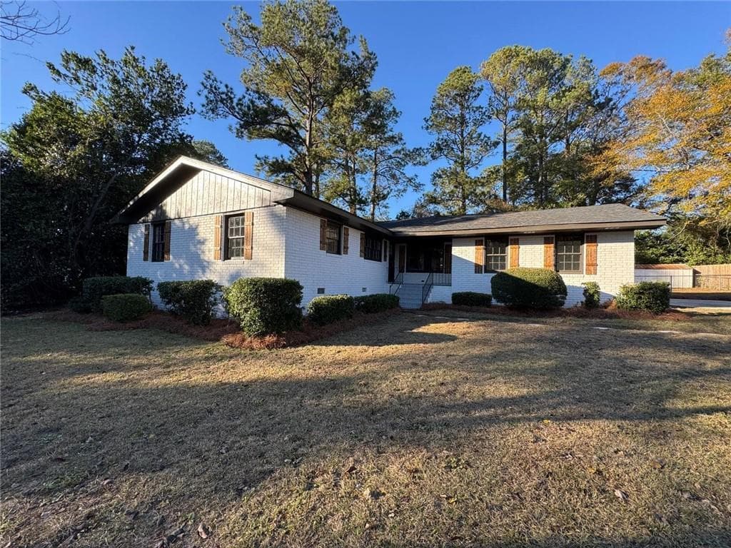 3 bedroom, 2 bathroom single family residence sold at 702 Victoria Circle, Dublin, GA 31021