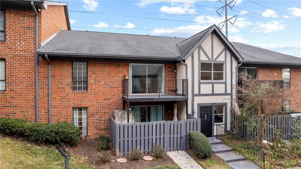 1 bedroom, 1 bathroom, 797 sq ft condominium sold at 6851 Roswell Road B8, Sandy Springs, GA 30328