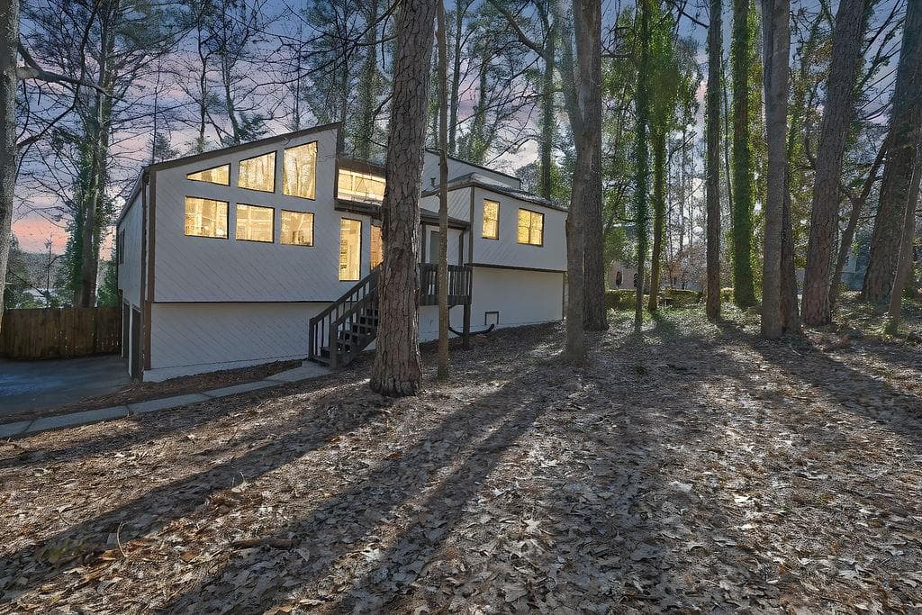 3 bedroom, 4 bathroom, 2,560 sq ft single family residence sold at 3952 Fairington Drive, Marietta, GA 30066