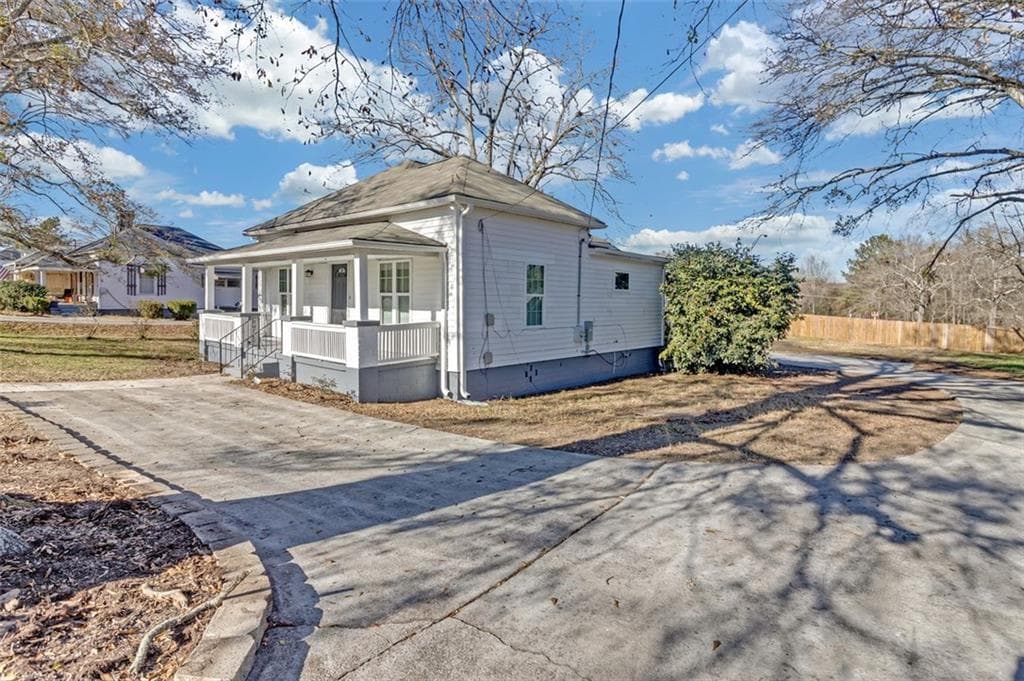 3 bedroom, 2 bathroom, 1,400 sq ft single family residence under contract at 1794 SPRING Street, Conyers, GA 30012 — photo 2
