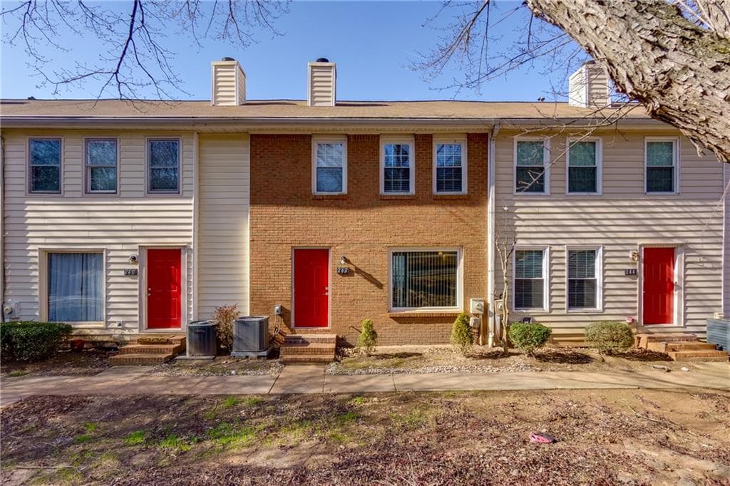 3 bedroom, 4 bathroom townhouse sold at 242 Chads Ford Way, Roswell, GA 30076