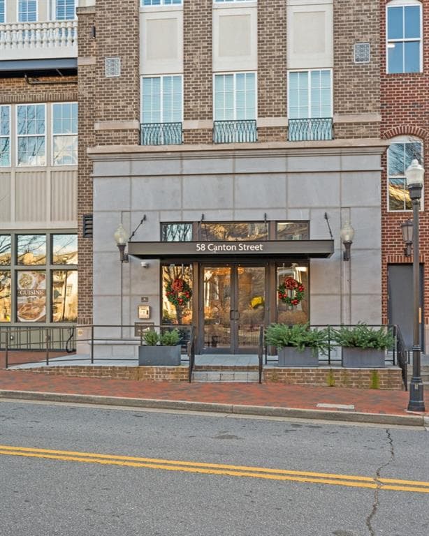 3 bedroom, 3 bathroom, 1,935 sq ft condominium sold at 58 Canton Street 304, Alpharetta, GA 30009