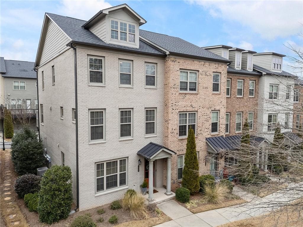 3 bedroom, 4 bathroom townhouse sold at 10122 Windalier Way, Roswell, GA 30076