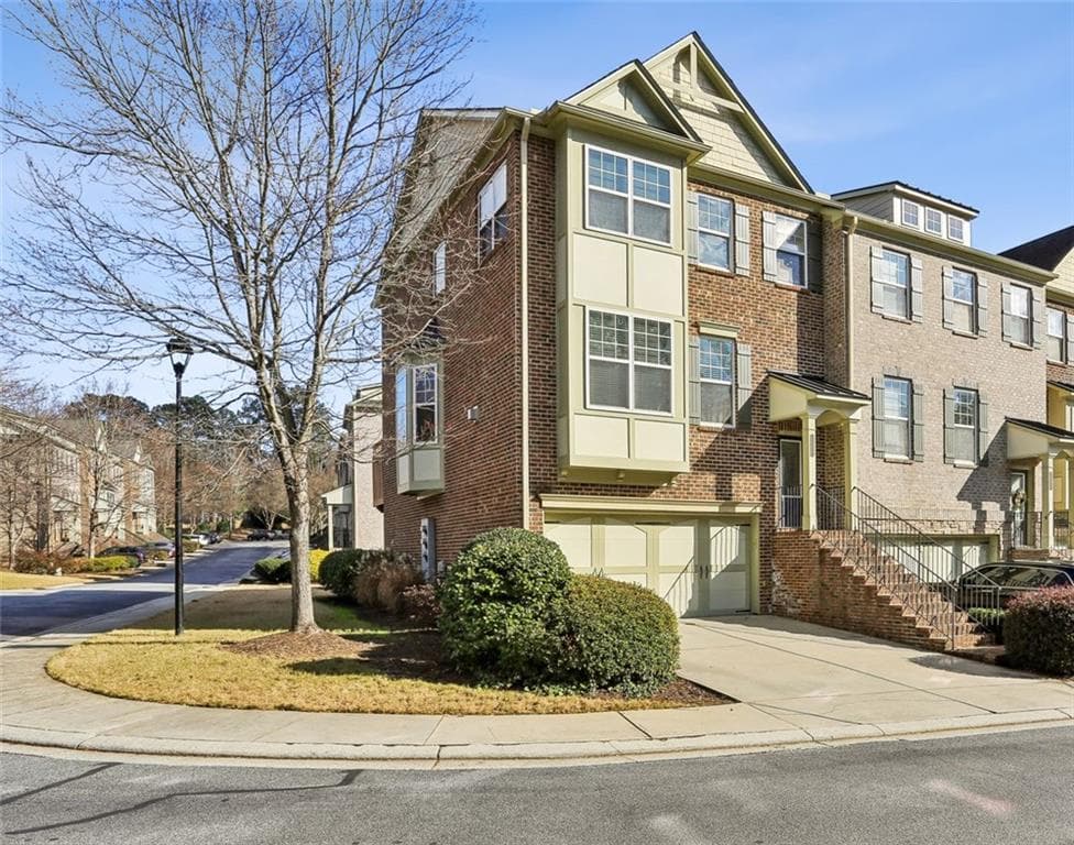 3 bedroom, 4 bathroom townhouse sold at 2071 COBBLESTONE Circle, Brookhaven, GA 30319