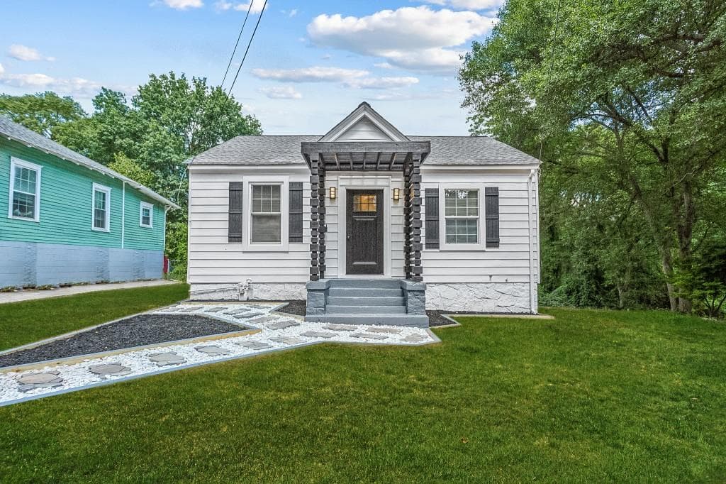 3 bedroom, 2 bathroom, 1,200 sq ft single family residence sold at 1035 Astor Avenue, Atlanta, GA 30310