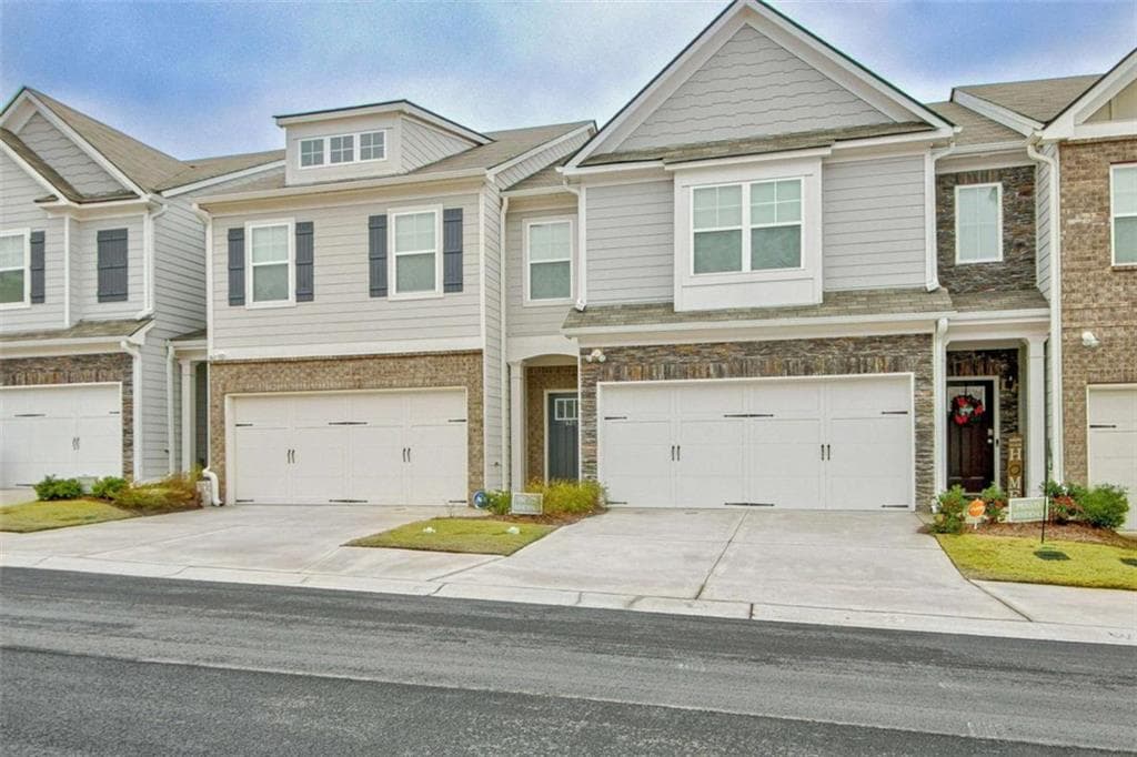 3 bedroom, 3 bathroom townhouse sold at 7628 Squire Court, Fairburn, GA 30213