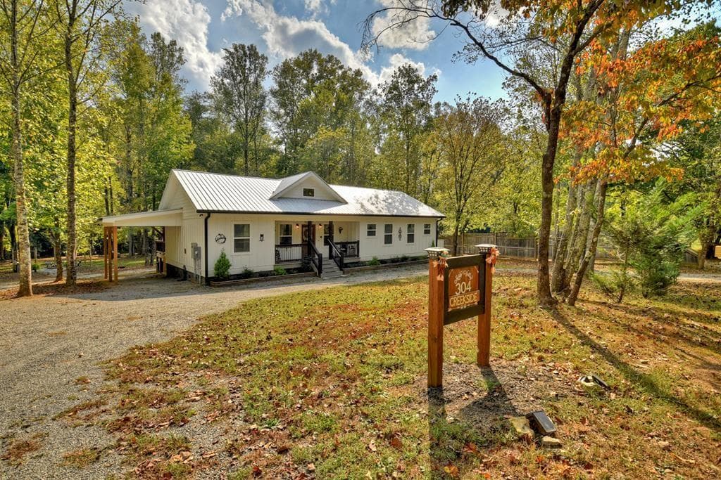 3 bedroom, 2 bathroom single family residence sold at 304 Misty Valley Lane, Ellijay, GA 30536
