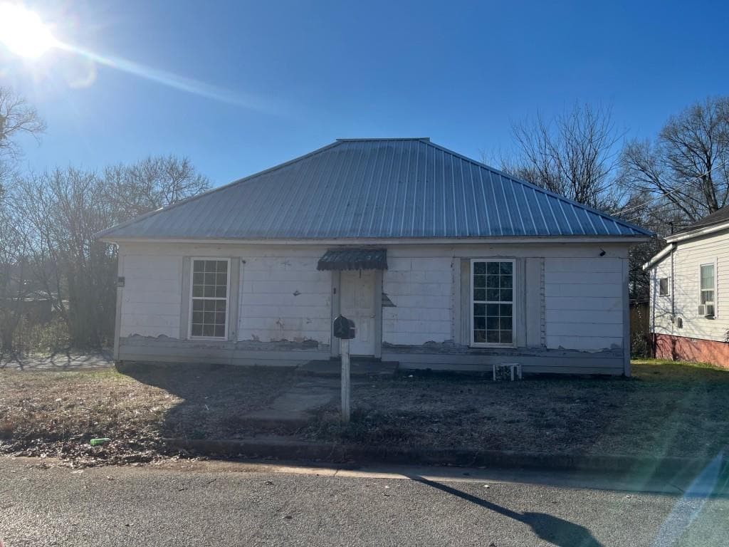 3 bedroom, 1 bathroom single family residence sold at 210 E 14th Street, Rome, GA 30161