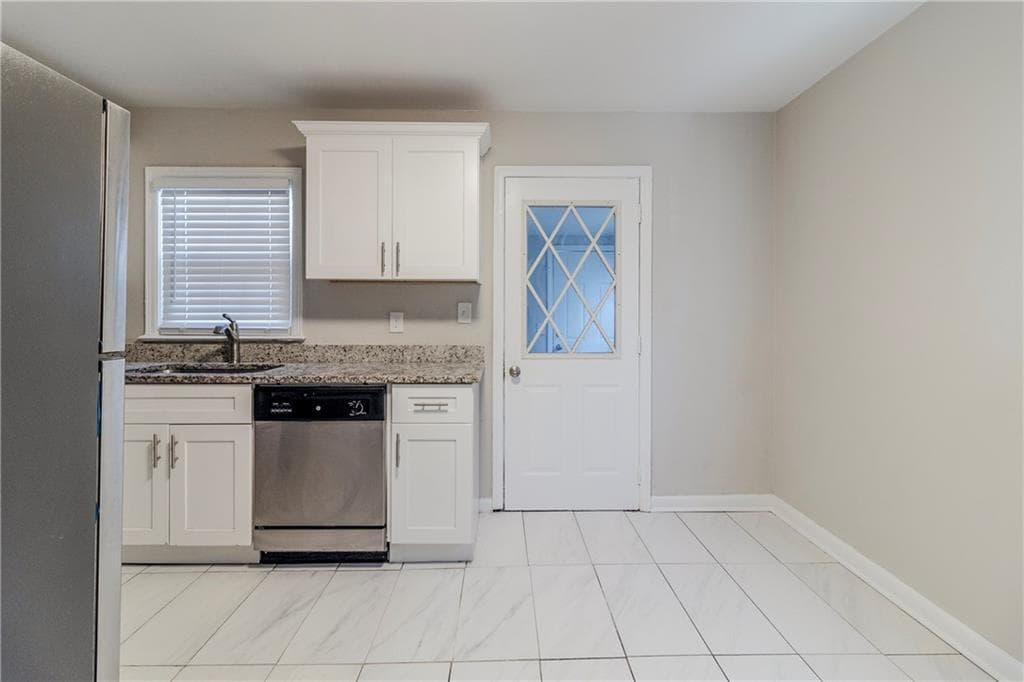 4 bedroom, 1 bathroom, 957 sq ft single family residence for sale at 2446 Lynn Iris Drive, Decatur, GA 30032 — photo 3
