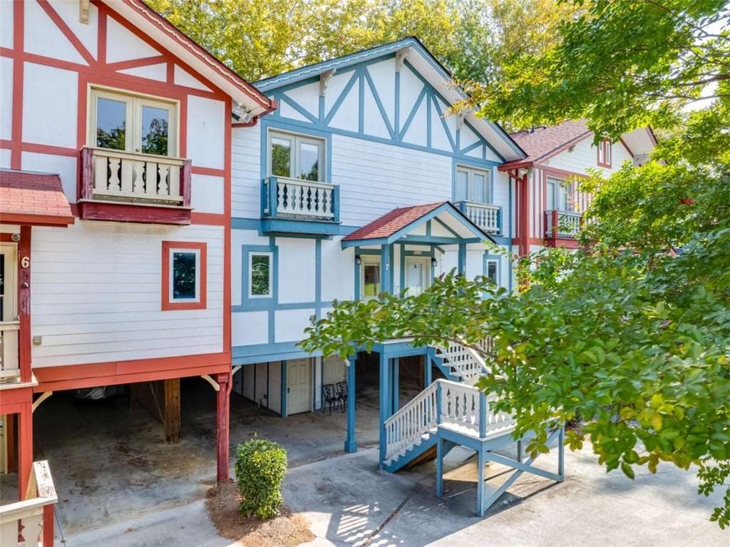 2 bedroom, 3 bathroom, 1,280 sq ft townhouse sold at 426 Edelweiss Strasse 7 7, Helen, GA 30545