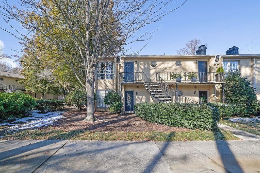 2 bedroom, 1 bathroom condominium sold at 5400 Roswell Road P2, Atlanta, GA 30342