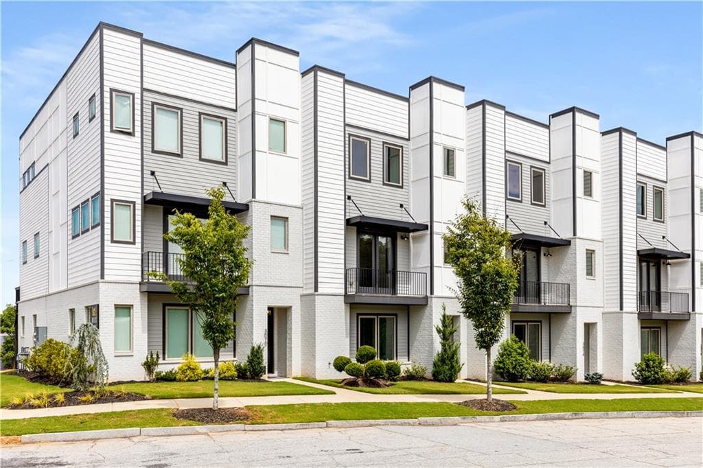 3 bedroom, 4 bathroom townhouse sold at 3072 Kelly Street, Scottdale, GA 30079