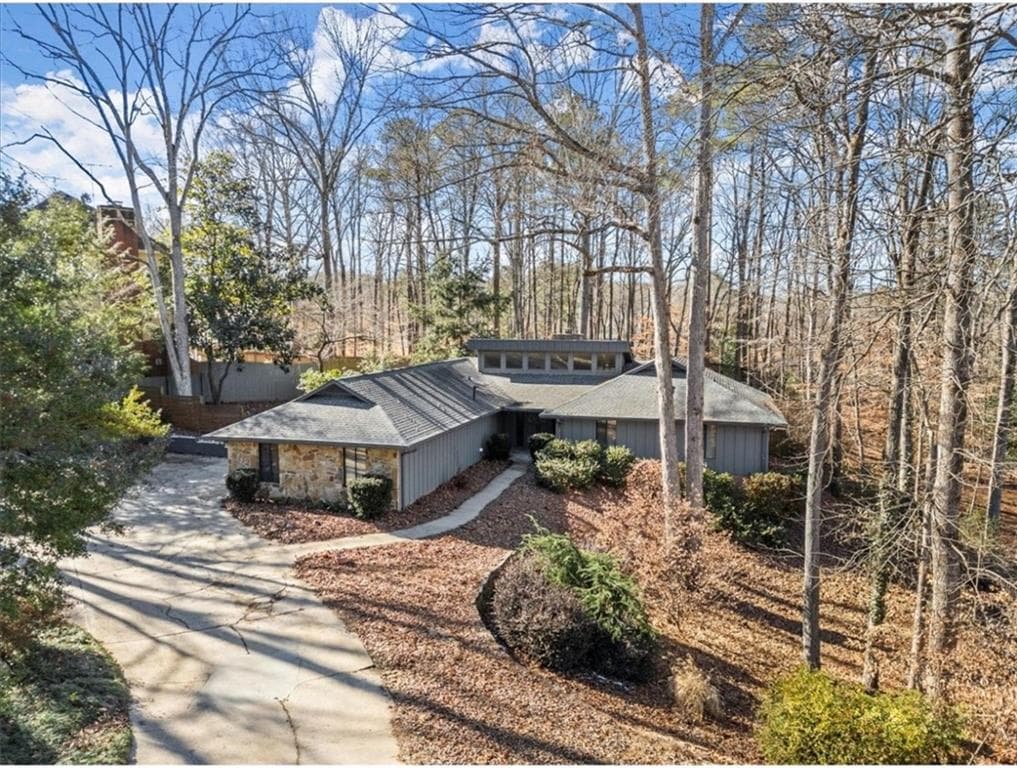 3 bedroom, 3 bathroom, 2,232 sq ft single family residence sold at 220 Mountain Point, Roswell, GA 30075