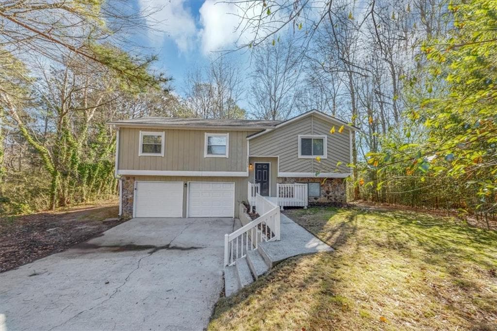 3 bedroom, 3 bathroom single family residence sold at 1450 Tudor Place, Grayson, GA 30017