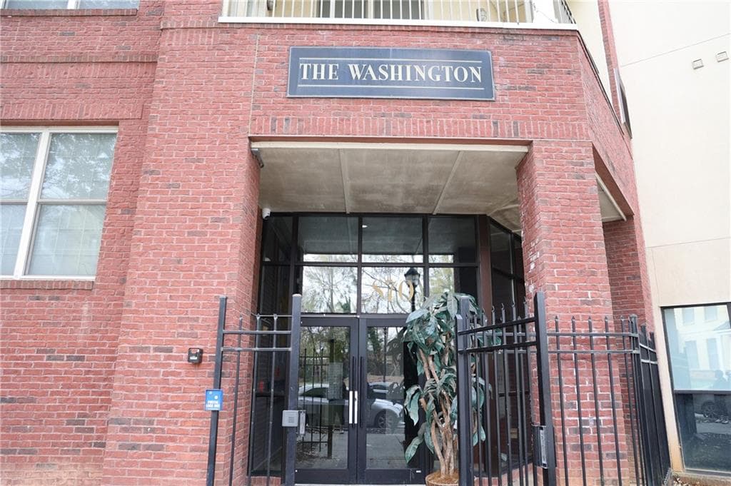 2 bedroom, 1 bathroom, 862 sq ft condominium sold at 870 Mayson Turner Road 1210, Atlanta, GA 30314