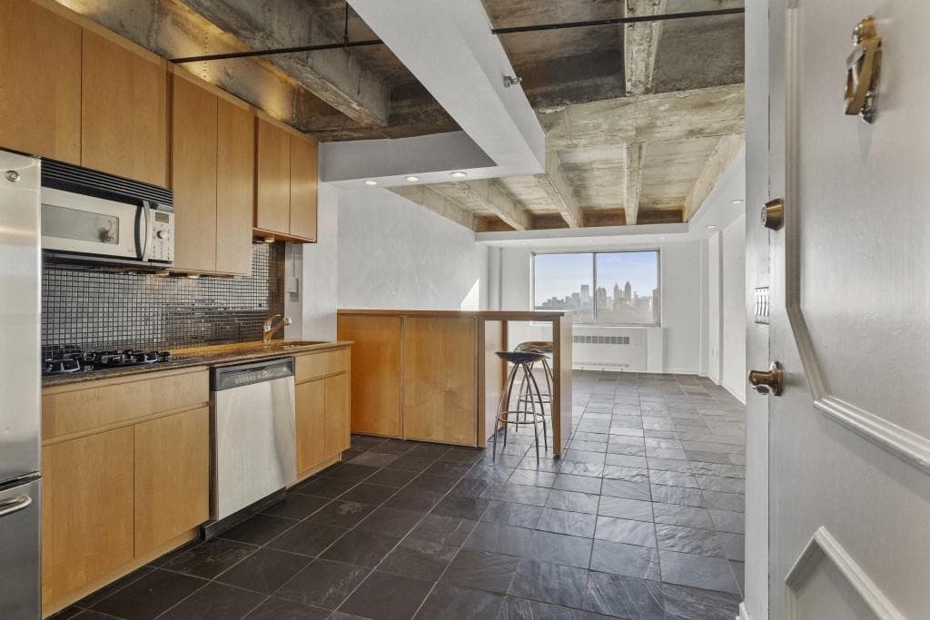 1 bedroom, 1 bathroom condominium sold at 2479 Peachtree Road 1710, Atlanta, GA 30305