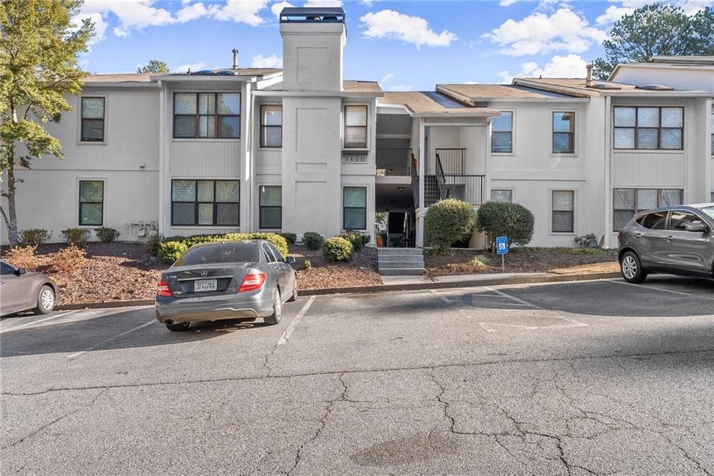 2 bedroom, 2 bathroom, 1,139 sq ft condominium sold at 1402 Huntingdon Chase, Atlanta, GA 30350