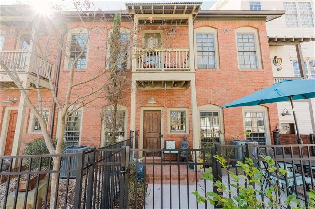 3 bedroom, 3 bathroom townhouse sold at 3371 Dogwood Drive 120, Hapeville, GA 30354