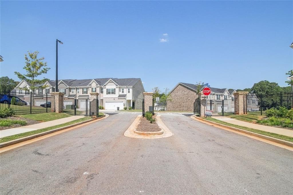 4 bedroom, 3 bathroom, 1,859 sq ft townhouse under contract at 179 Hampton Circle, Mcdonough, GA 30253 — photo 2