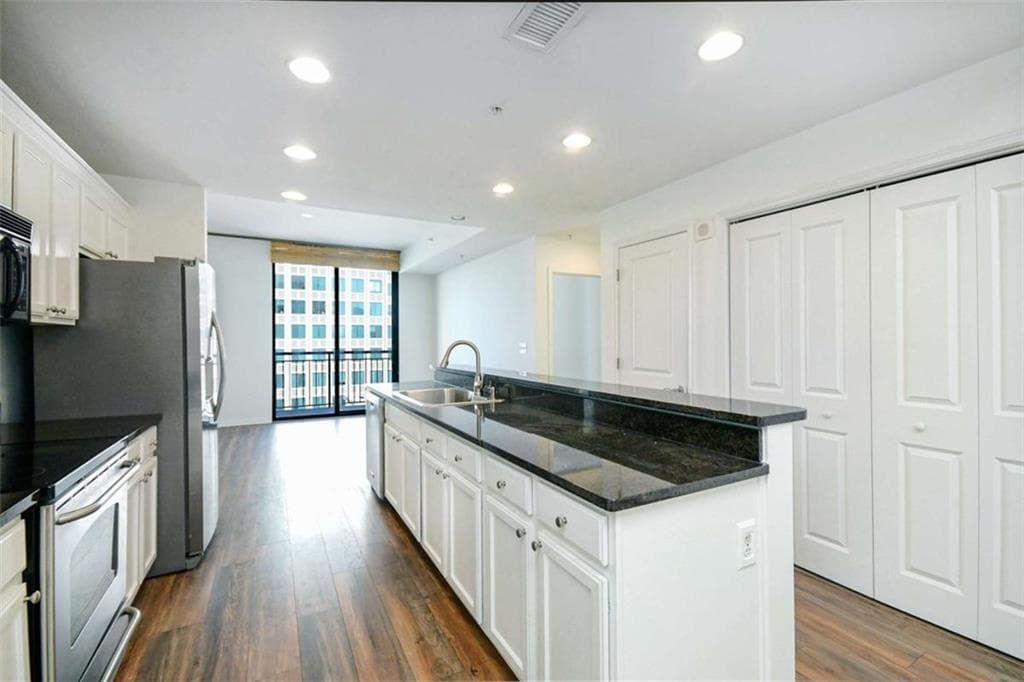 1 bedroom, 1 bathroom, 770 sq ft condominium sold at 3040 Peachtree Road 802, Atlanta, GA 30305