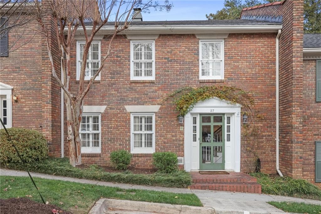 3 bedroom, 3 bathroom, 1,612 sq ft condominium sold at 37 Old Ivy Square, Atlanta, GA 30342