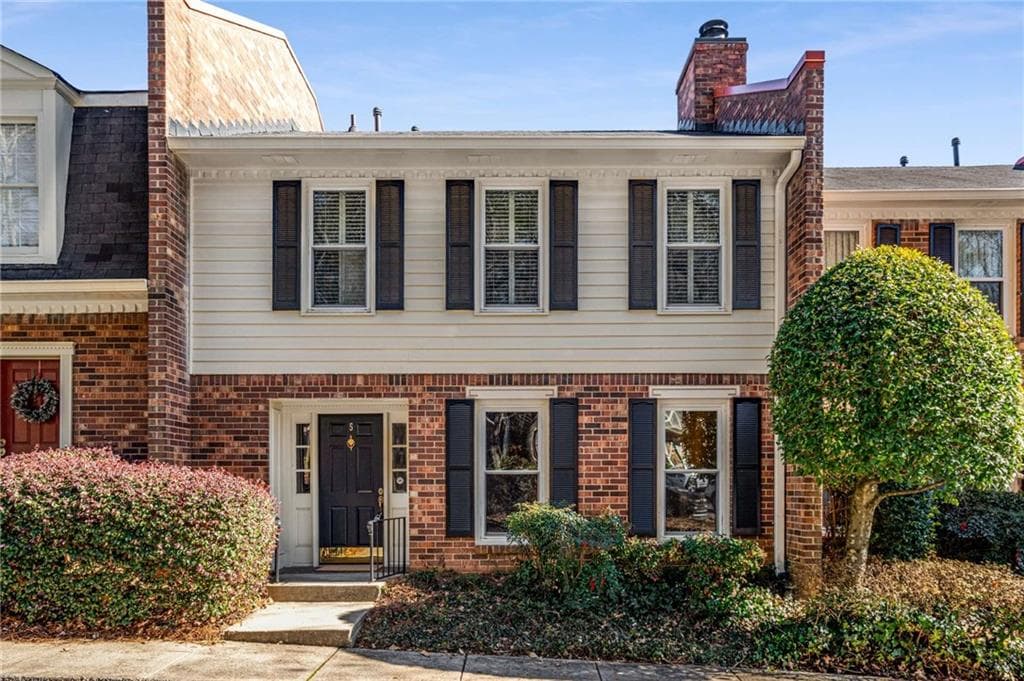 3 bedroom, 3 bathroom, 1,400 sq ft townhouse sold at 5 Queen Victoria Place, Atlanta, GA 30342