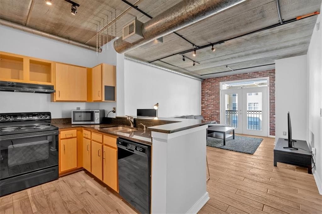1 bedroom, 1 bathroom, 775 sq ft condominium sold at 800 Peachtree Street 2405, Atlanta, GA 30308
