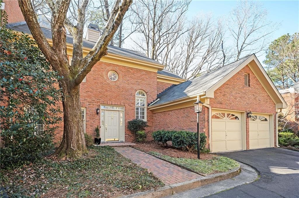 3 bedroom, 4 bathroom, 3,453 sq ft townhouse sold at 10 Ivy Chase, Atlanta, GA 30342