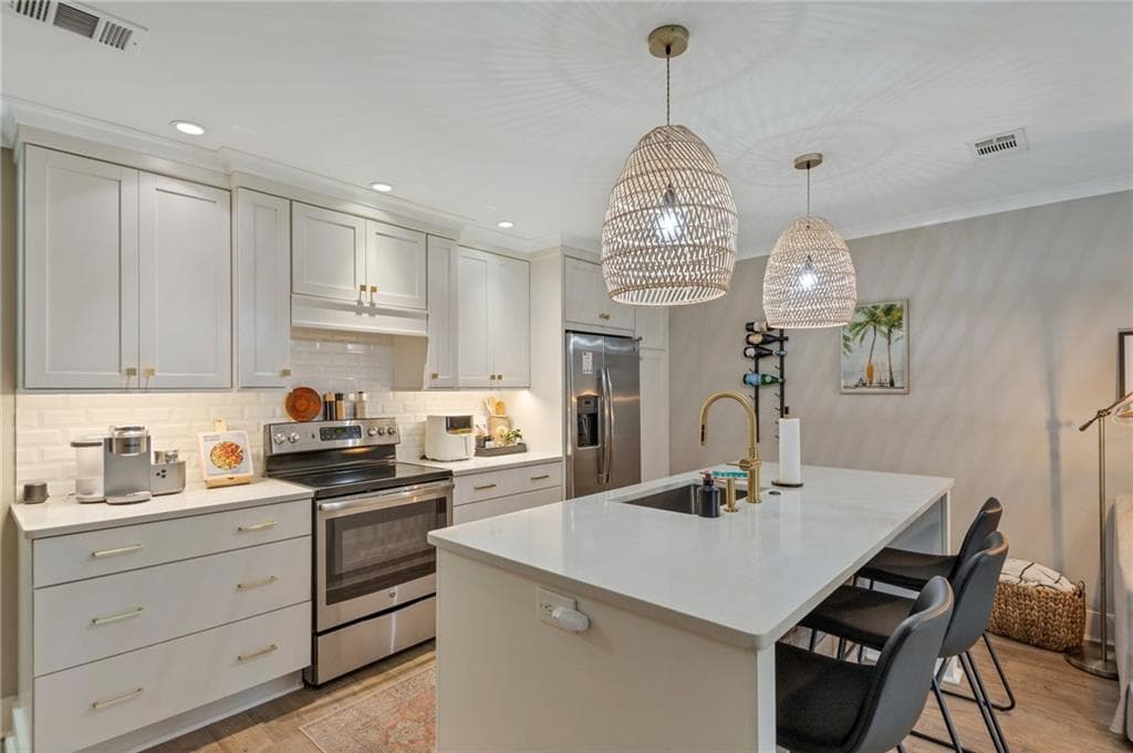 1 bedroom, 1 bathroom, 900 sq ft condominium sold at 100 Verlaine Place, Atlanta, GA 30327