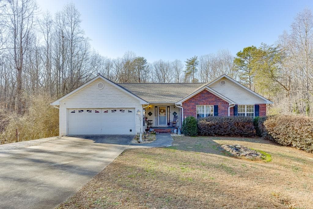 6 bedroom, 3 bathroom, 3,433 sq ft single family residence sold at 3983 Pointe North, Gainesville, GA 30506