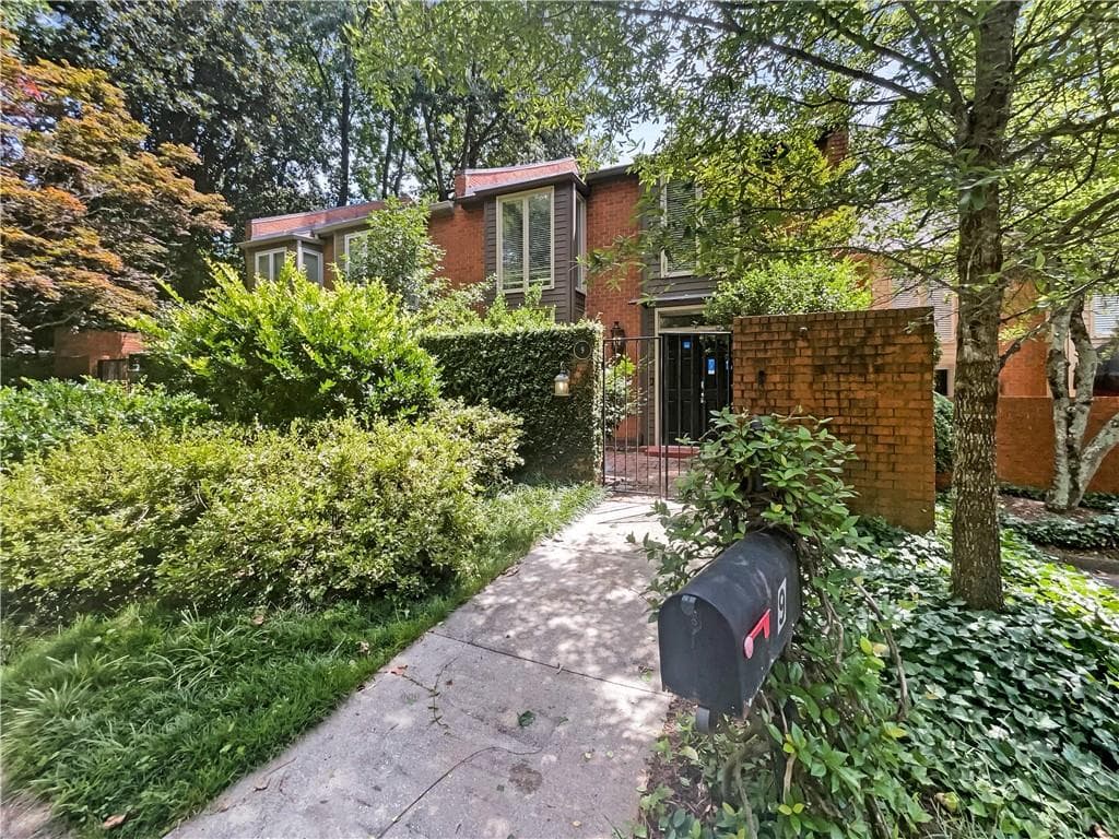 3 bedroom, 3 bathroom, 2,398 sq ft condominium sold at 9 Willow Glen, Atlanta, GA 30342