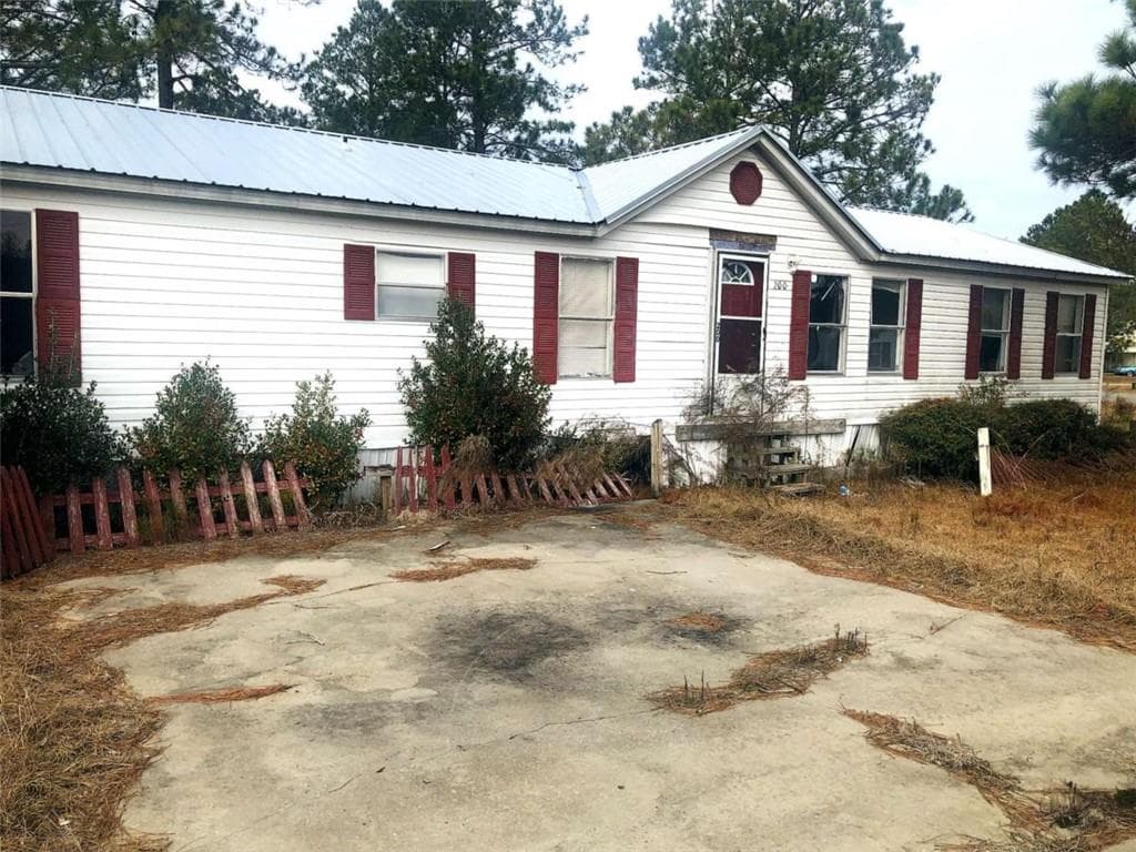 3 bedroom, 2 bathroom single family residence sold at 200 Greenbriar Circle, Ocilla, GA 31774