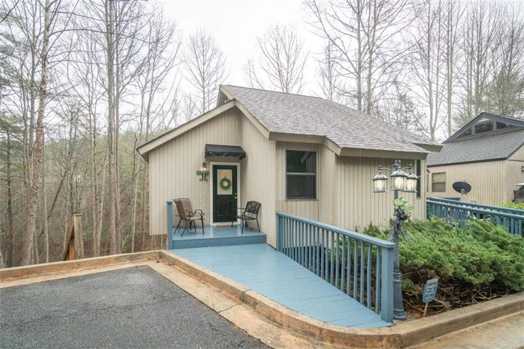 3 bedroom, 3 bathroom, 1,232 sq ft condominium sold at 294 Schwarzwald Strasse 117, Helen, GA 30545